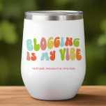 Super Retro Marketing est My Vibe, Communications<br><div class="desc">Offrez ce tumbler 'Blogging Is My Vibe' au blogueur de votre vie.</div>
