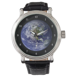 Superbe Montre de la Terre au poignet
