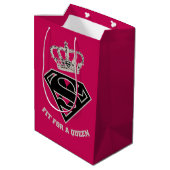 Supergirl S-Shield "Fit for a Queen" Medium Cadeauzakje (Achterkant Gekanteld)