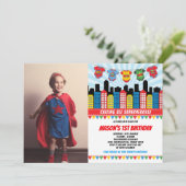 Superheld Boy 1st Birthday Cityscape Party Foto Kaart (Staand voorkant)