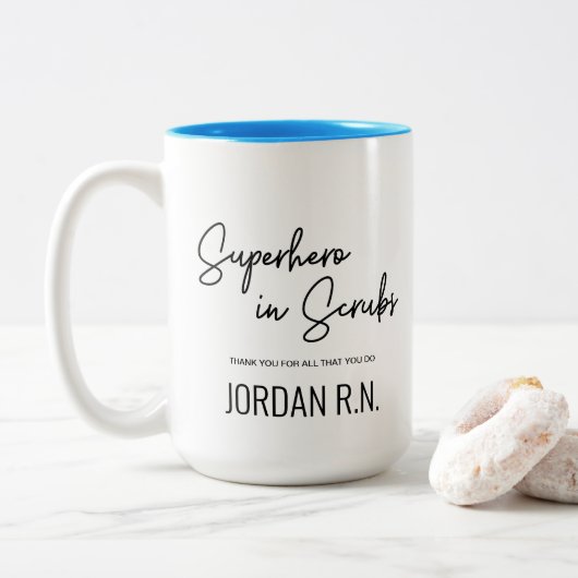 Superheld in Scrubs Gepersonaliseerd Bedankt verpl Tweekleurige Koffiemok (Met donut)