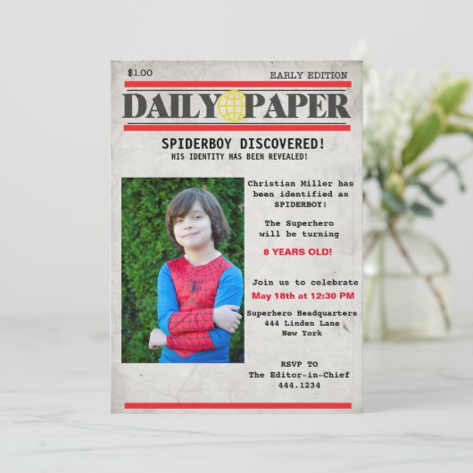 Superheld Newspaper Birthday Uitnodiging (Staand voorkant)