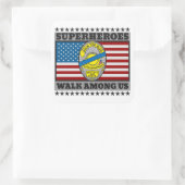 Superhelden lopen onder ons vierkante sticker (Tas)