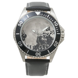 Supermaan achter zwarte bladeren horloge