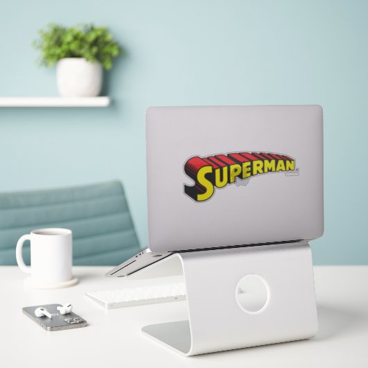 Superman | Gele rode letters Logo Sticker (Laptop op bureau)