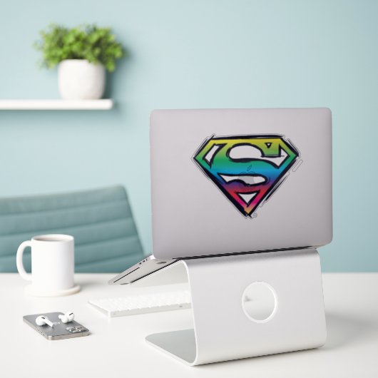 Superman S-Shield | Regenboog-Logo Sticker (Laptop op bureau)