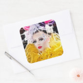 Superstar model in gele jurk vierkante sticker (Envelop)