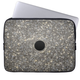 Superzwaar zwart gat in het midden van een sterren laptop sleeve