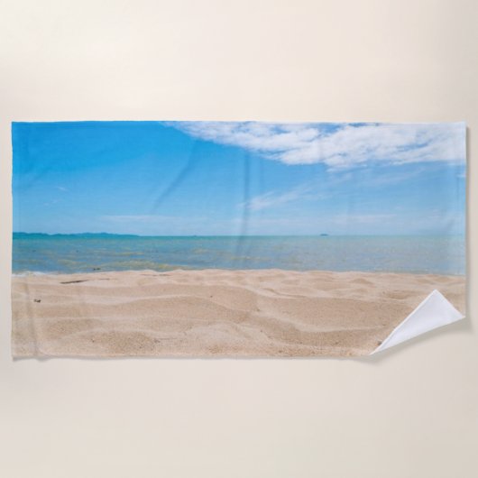 Sur la serviette de plage de sable (Devant)