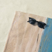 Sur la serviette de plage de sable (En situation)