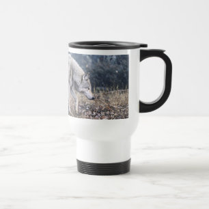 Sur la tasse de voyage de loup de bois de