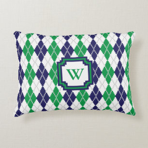 Sur le coussin à motifs de losanges vert d'accent