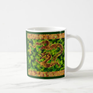 Sur l'émeraude flambe la tasse