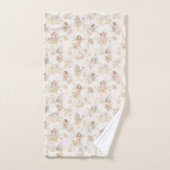 sur un champ de fleurs papillon fille dans une cou (Serviette à main)