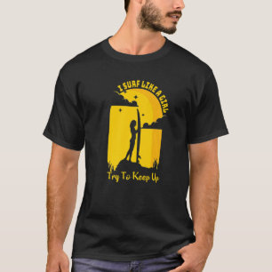 Surf als een meisjessurfer voor vrouwen die op het t-shirt