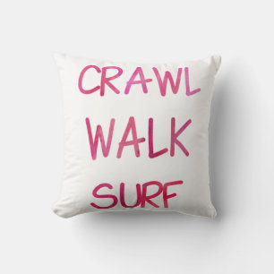 Surf lopen met roze lettertype kussen