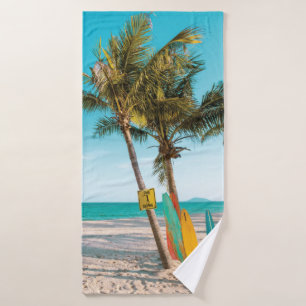 Surf planken op strandwerend kussen badhanddoek