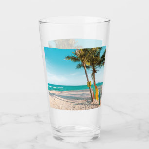 Surf planken op strandwerend kussen glas