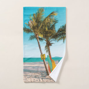 Surf planken op strandwerend kussen handdoek