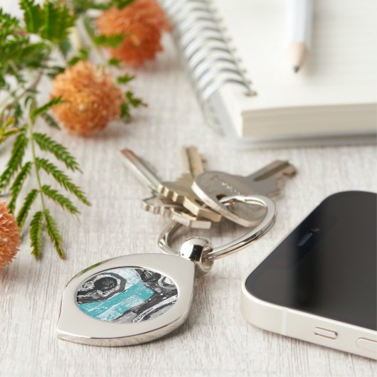 Surface Current – Abstract Flow & Structure Metal Sleutelhanger (Zijkant)