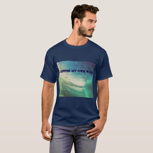 "Surfant ma propre vague" inspirée par le T-shirt (Devant entier)