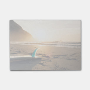 Surfbordlagen op het strand als de zon verschijnt post-it® notes
