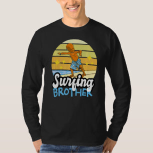 Surfen broer op de golven op het strand voor Sibl T-shirt