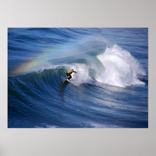 Surfen onder een regenboogdruk poster