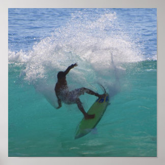 surfen op een grote golf poster