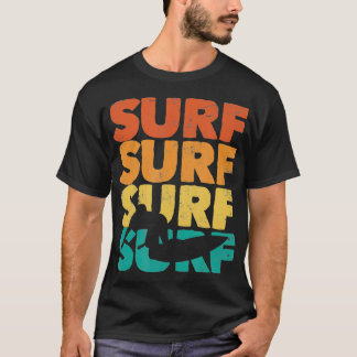 Surfen op het achterste Surf van het surfbord met T-shirt