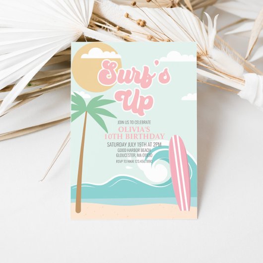 Surfen op het roze strand Birthday Invitation Kaart