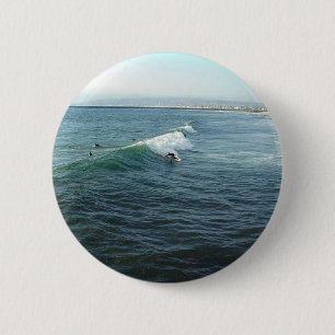 Surfen op het strand van de oceaan ronde button 5,7 cm