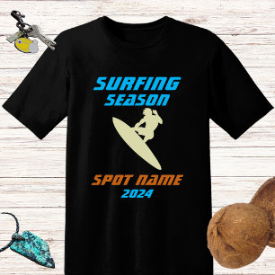 Surfen seizoen - surfer en spot naam blauw ontwerp t-shirt