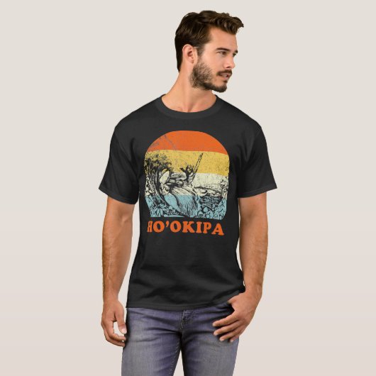 Surfende Hookipa Maui  Retro Throwback T-shirt (Voorkant volledig)