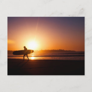 Surfer Carrier Surfboard op strand bij zonsonderga Briefkaart