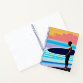 Surfer debout sur une plage au Sunset Journal (Intérieur)