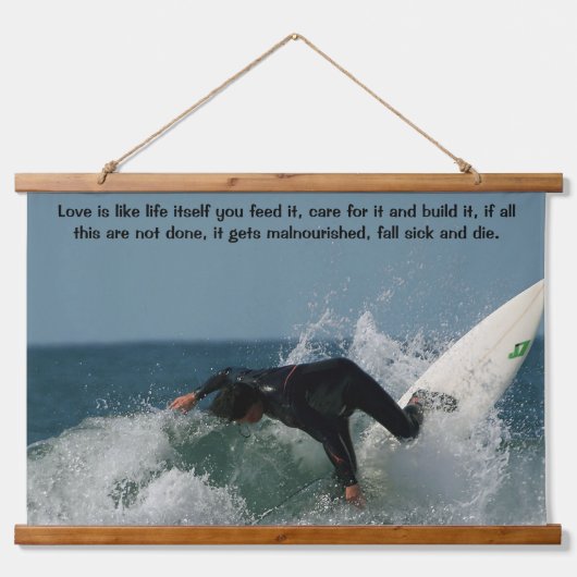 Surfer die in het Surf valt Hangend Wandkleed (Voorkant)