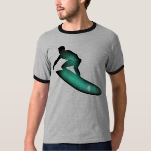 Surfer et T-shirt ou débardeur des hommes surfant