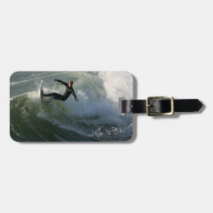 Surfer in een Bagagelabel waterkostuum