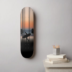Surfer loopt naar strand op zondskateboarden skateboard