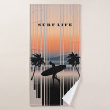 Surfer loopt naar strand op zonsondergang | SURF