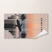 Surfer loopt naar strand op zonsondergang | SURF Handdoek (Handdoek)