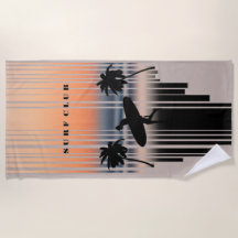 Surfer loopt naar strand op zonsondergang | SURF