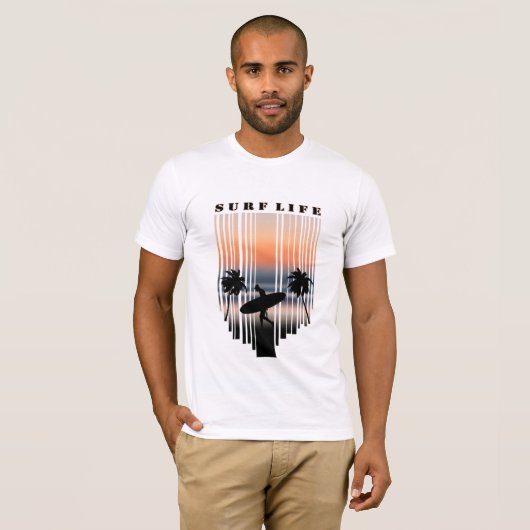 Surfer loopt naar strand op zonsondergang | SURF T-shirt (Voorkant volledig)