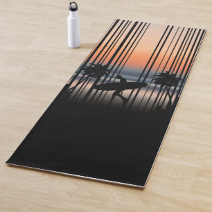 Surfer loopt naar strand op zonsondergang SURF Yogamat