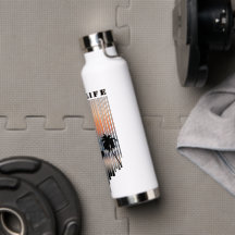 Surfer loopt naar strand op zonsondergang