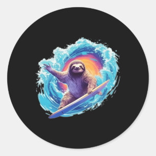Surfer luiaard Riding Wave Met Surfboard Ronde Sticker