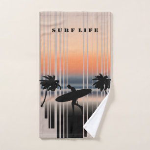 Surfer Marchant Sur La Plage Au Coucher Du Soleil