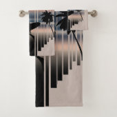 Surfer Marchant Sur La Plage Au Coucher Du Soleil  (En situation)