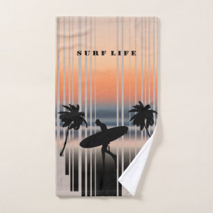Surfer Marchant Sur La Plage Au Coucher Du Soleil